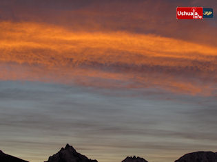 Cielo encendido sobre los montes Olivia y Cinco Hermanos