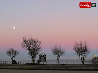 17:39 hs. La luna domina el atardecer sobre el Canal Beagle