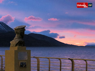 08:53 hs. El amanecer se inicia desde el horizonte del Canal Beagle 