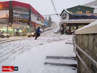 17:34 hs. El centro de Ushuaia con nieve a pleno
