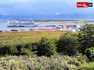 19:35 hs. El crucero Golden Princess y el sol rasante del atardecer