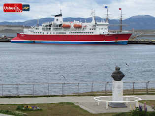 14:20 hs. El crucero Expedition en el muelle de Ushuaia