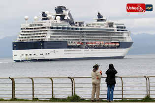 16:19 hs. El crucero Infinity se despide de Ushuaia