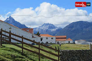 13:25 hs. Cimas nevadas enmarcan a la Base Naval Ushuaia