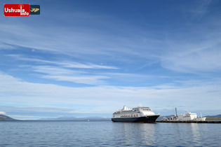 17:17 hs. El crucero Zaandam amarrado en Ushuaia