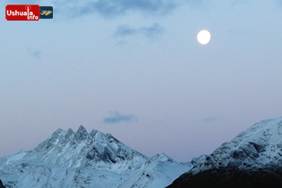 19:20 hs. La luna sobre los Cinco Hermanos