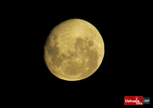 21:03 hs. La luna desde Ushuaia