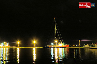 21:08 hs. La silueta del yate Ahimsa se destaca en el muelle