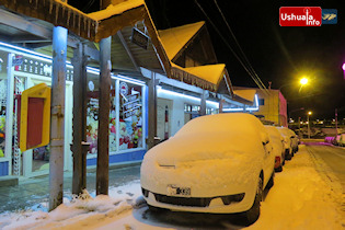 21:32 hs. La nieve cubre los autos en el centro de la ciudad