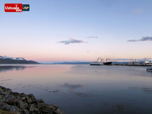 20:11 hs. La plácida Bahía Ushuaia