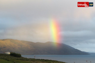 20:56 hs. Un trazo de arco iris sobre la bahía