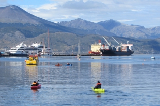 16:29 hs. Paseando en kayak por la Bahía Ushuaia