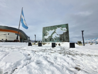 16:04 hs. Monumento a los caídos en las islas Malvinas
