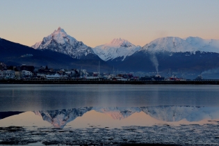 17:26 hs. el paisaje se refleja en la bahía Encerrada