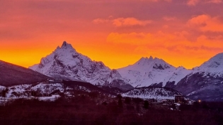 09:48 hs. Amanecer encendido en Ushuaia