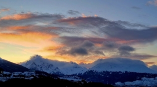 09:48 hs. Nubes amalgamadas sobre los Andes fueguinos