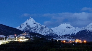 20:27 hs. Cae la noche en el Fin del Mundo