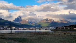20:06 hs. La ciudad desde la Reserva Bahía Encerrada