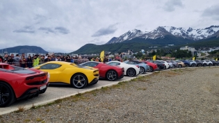 14:25 hs. Una caravana de autos de la marca Ferrari llegó a Ushuaia