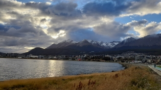 19:15 hs. Caminata por la Reserva Natural Urbana Bahía Encerrada. Ba