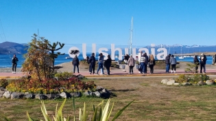 13:44 hs, el cartel de Ushuaia frente a la bahía