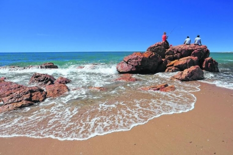 Barcos hundidos y una cava submarina: el secreto no tan escondido de Las Grutas